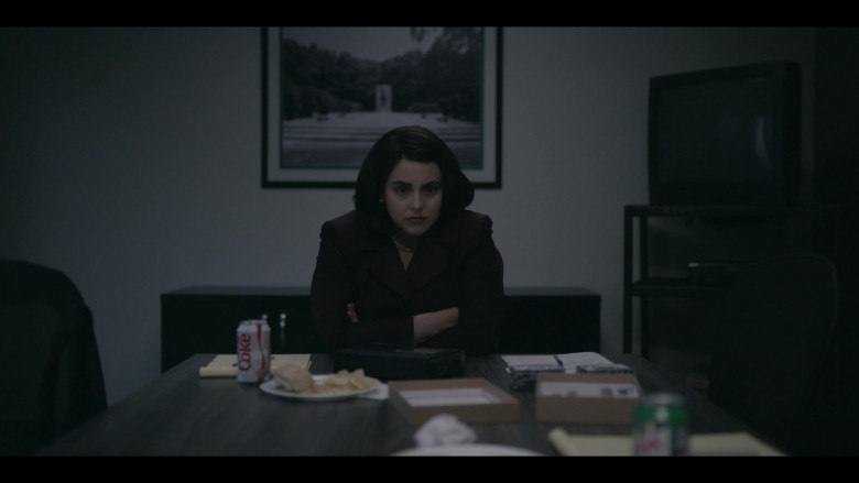 Diet Coke Soda of Beanie Feldstein as Monica Lewinsky in American Crime Story S03E09 The Grand Jury (1)