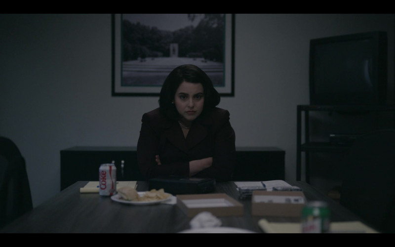 Diet Coke Soda of Beanie Feldstein as Monica Lewinsky in American Crime Story S03E09 The Grand Jury (1)