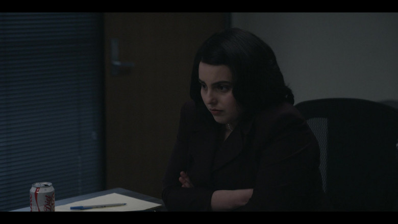 Diet Coke Soda of Beanie Feldstein as Monica Lewinsky in American Crime Story S03E09 The Grand Jury (2)