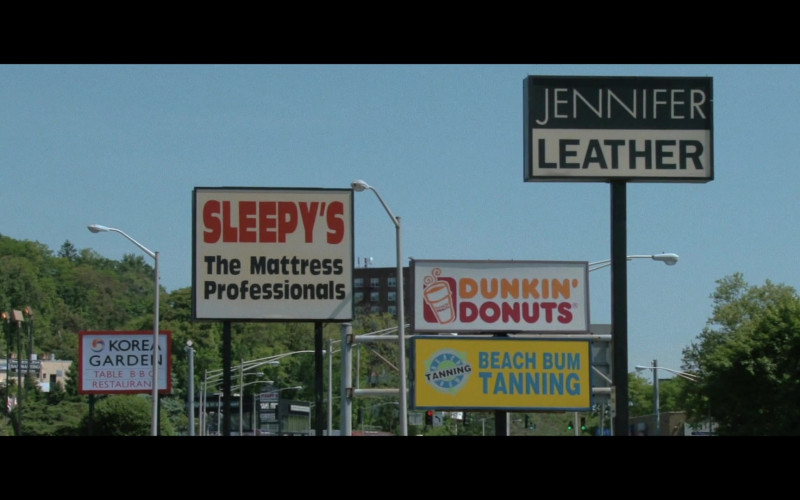 Dunkin’ Donuts in Yellowjackets S01E01 Pilot (2021)