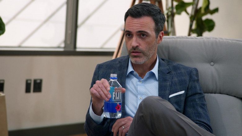 Fiji Water in Curb Your Enthusiasm S11E02 Angel Muffin (1)