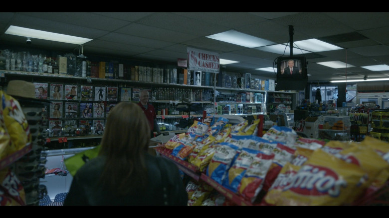 Fritos and Doritos Chips in American Crime Story S03E10 The Wilderness (2021)