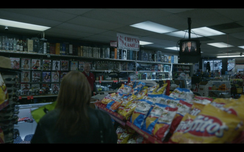 Fritos and Doritos Chips in American Crime Story S03E10 The Wilderness (2021)