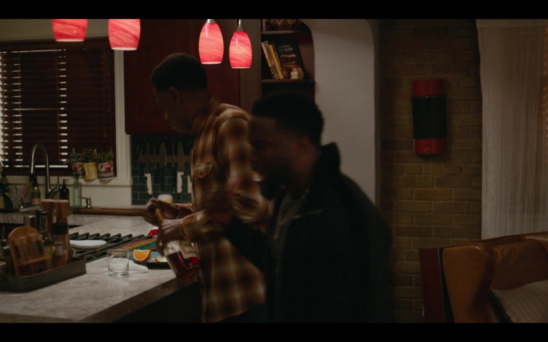 Hennessy Cognac Enjoyed by Wesley Snipes as Carlton in True Story S01E04 Chapter 4 We Should Be Together Too (2021)