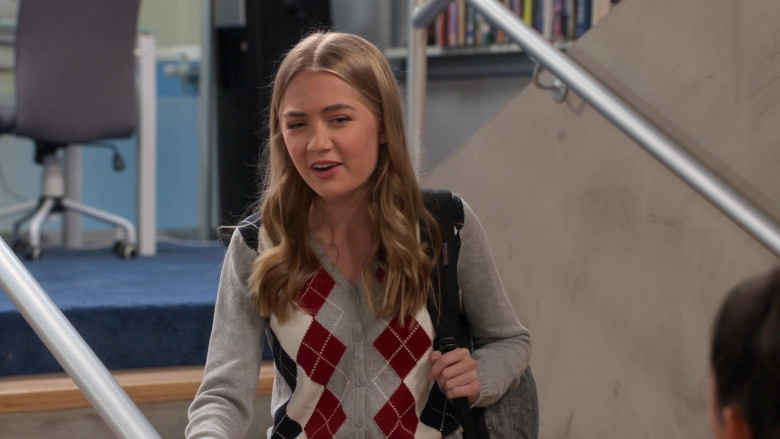 JanSport Backpack of Katie Beth Hall as Sarah Watson in Head of the Class S01E02 Moms Be Momming (2021)