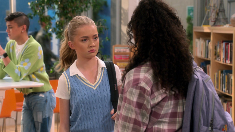 JanSport Backpack of Katie Beth Hall as Sarah Watson in Head of the Class S01E04 The Stare-Master (2021)