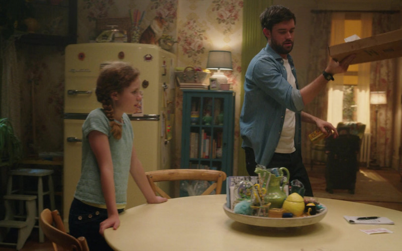 LaCroix Sparkling Water Can Held by Jack Whitehall as Uncle Casey Howard in Clifford the Big Red Dog (1)