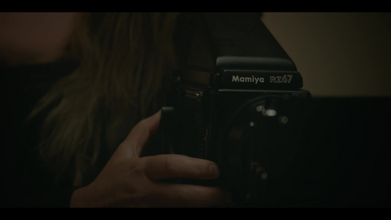 Mamiya RZ67 Professional Medium Format Single-lens Reflex System Camera in American Crime Story S03E10 The Wilderness (2021)