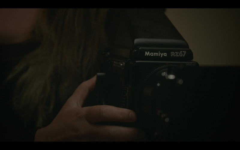 Mamiya RZ67 Professional Medium Format Single-lens Reflex System Camera in American Crime Story S03E10 The Wilderness (2021)