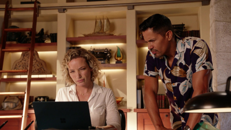 Microsoft Surface Laptop Computer Used by Perdita Weeks as Juliet Higgins & Jay Hernandez as Thomas Magnum in Magnum P.I. S04E06 Devil on the Doorstep (2021)