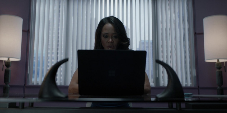 Microsoft Surface Laptop Computer in Batwoman S03E07 Pick Your Poison (2021)