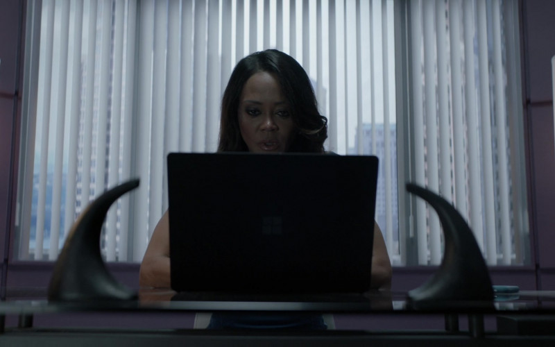 Microsoft Surface Laptop Computer in Batwoman S03E07 Pick Your Poison (2021)
