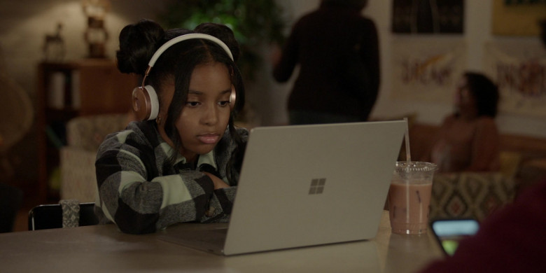 Microsoft Surface Laptop Computers in All American S04E05 Can It All Be So Simple (2)