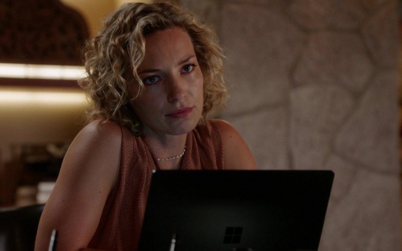 Microsoft Surface Laptop of Actress Perdita Rose Weeks as Juliet Higgins in Magnum P.I. S04E07 A New Lease on Death (2021)