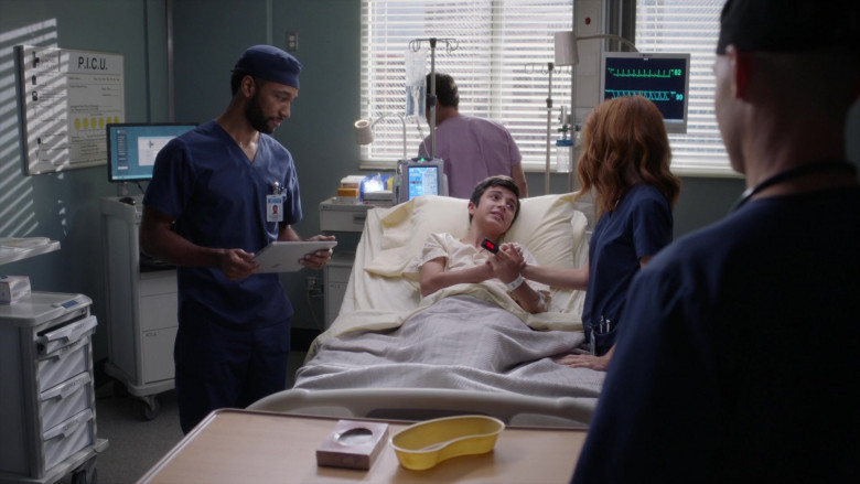 Microsoft Surface Tablets in Grey's Anatomy S18E05 Bottle Up and Explode! (1)