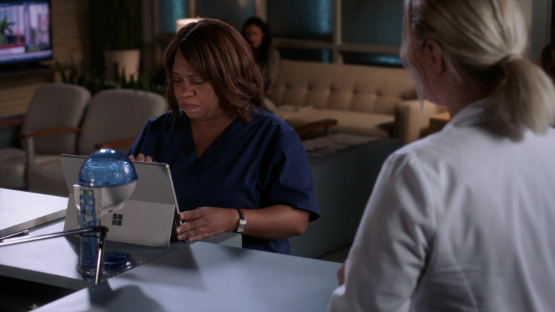 Microsoft Surface Tablets in Grey's Anatomy S18E05 Bottle Up and Explode! (2)