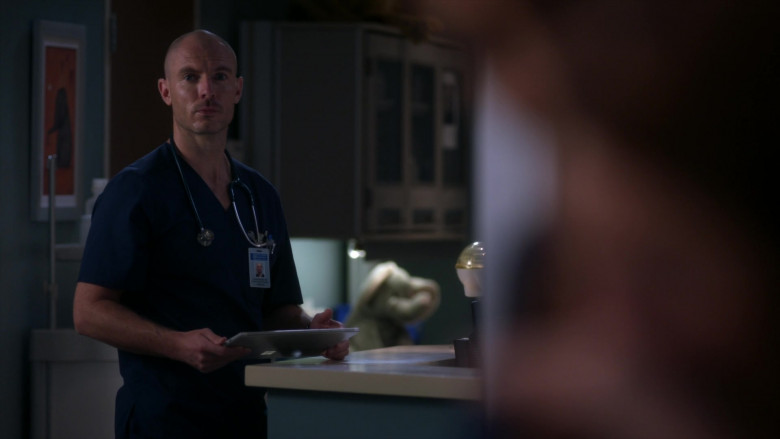 Microsoft Surface Tablets in Grey's Anatomy S18E05 Bottle Up and Explode! (3)
