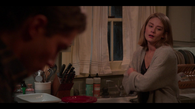 Mrs. Meyer’s Clean Day Liquid Hand Soap in The Sex Lives of College Girls S01E03 Le Tuteur (2021)