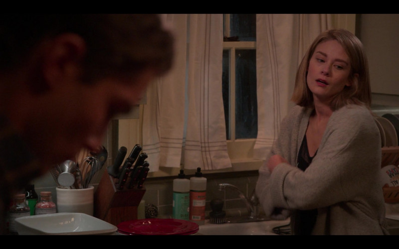 Mrs. Meyer’s Clean Day Liquid Hand Soap in The Sex Lives of College Girls S01E03 Le Tuteur (2021)