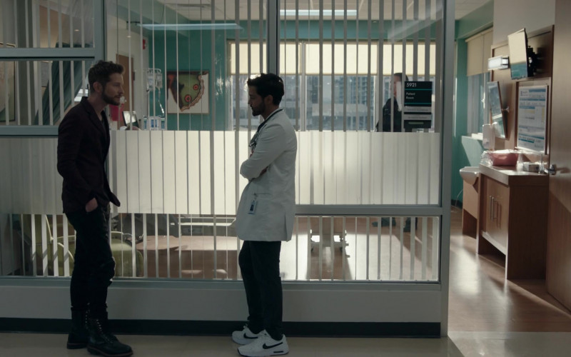 Nike Air Max Sneakers of Manish Dayal as Devon Pravesh in The Resident S05E06 Ask Your Doctor (3)
