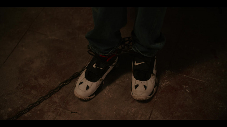 Nike Men's Sneakers in Narcos Mexico S03E07 La Voz (2021)