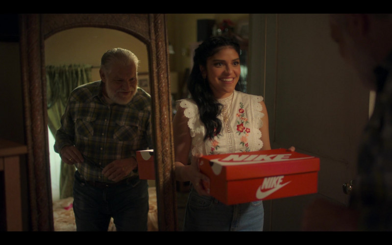 Nike Shoe Box Held by Karrie Martin as Ana Morales in Gentefied S02E06 Sangiving (2021)