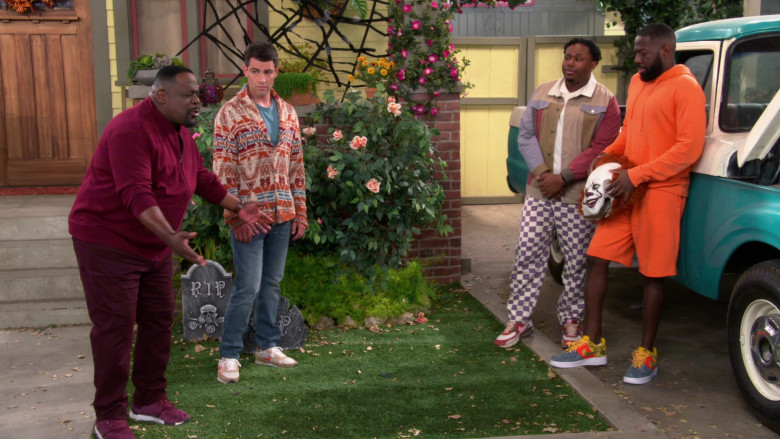 Nike Sneakers in The Neighborhood S04E06 Welcome to the Haunting (1)