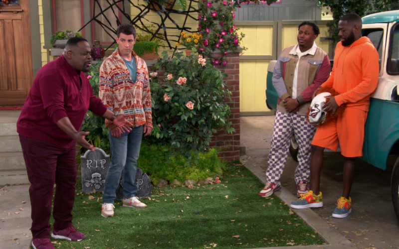 Nike Sneakers in The Neighborhood S04E06 Welcome to the Haunting (1)