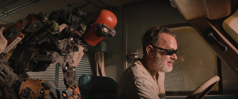 Oakley Men’s Sunglasses of Tom Hanks in Finch 2021 Movie