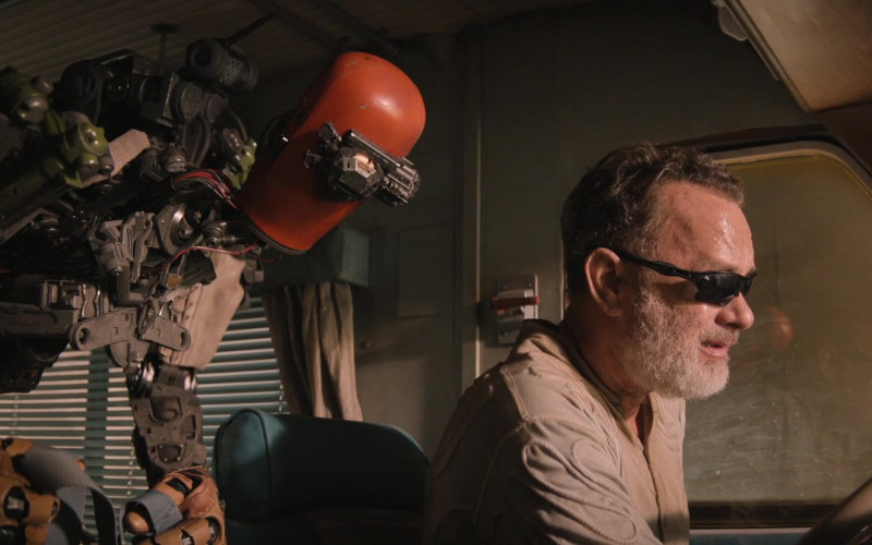 Oakley Men’s Sunglasses of Tom Hanks in Finch 2021 Movie