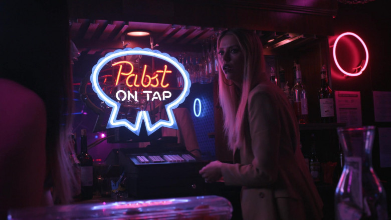 Pabst On Tap Beer Neon Sign in Hightown S02E05 Dot Dot Dot (2)