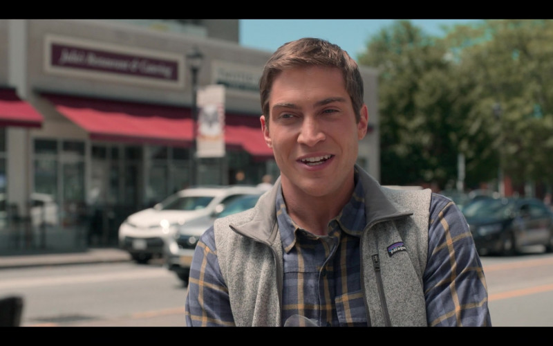 Patagonia Vest of James Morosini as Dalton in The Sex Lives of College Girls S01E01 Welcome to Essex (2021)