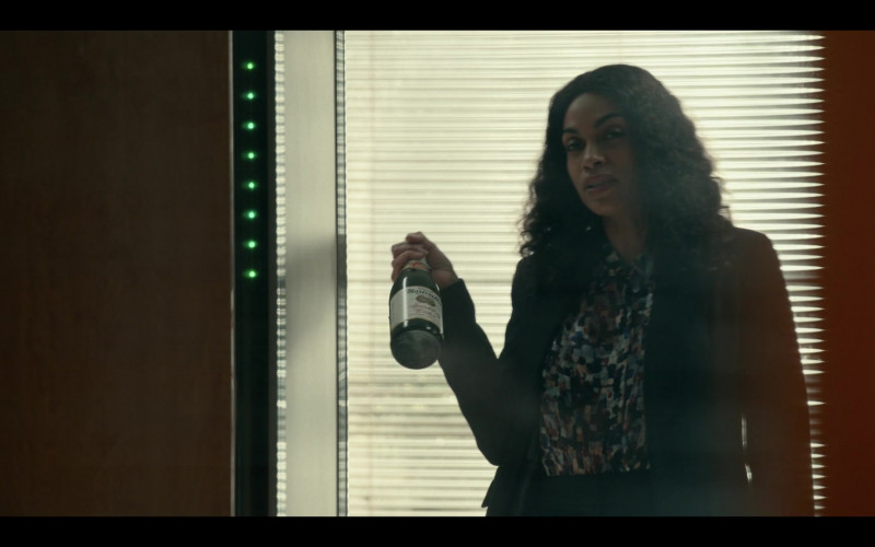 S. Martinelli & Co. Sparkling Cider Held by Rosario Dawson as Bridget Meyer in Dopesick S01E08 "The People vs. Purdue Pharma" (2021)