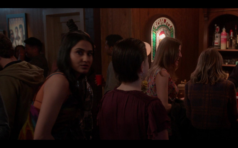 Schlitz Beer Sign in The Sex Lives of College Girls S01E01 Welcome to Essex (2021)