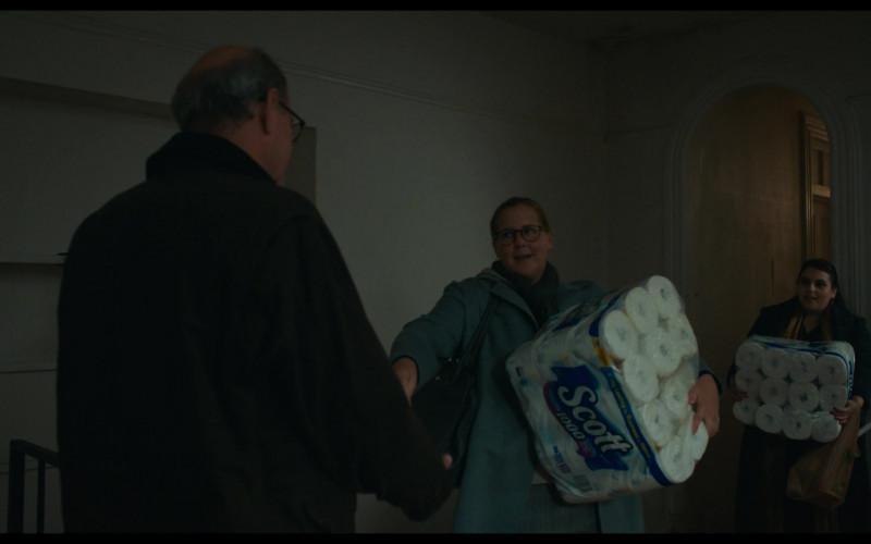 Scott Toilet Paper Held by Amy Schumer as Aimee and Beanie Feldstein as Brigid in The Humans (2021)
