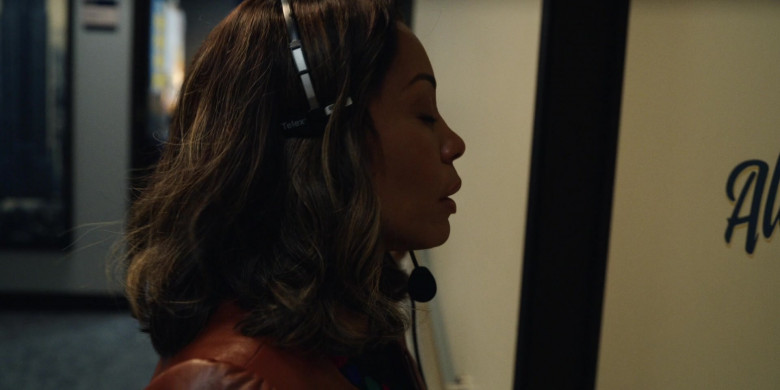 Telex Headset of Karen Pittman as Mia Jordan in The Morning Show S02E08 Confirmations (2021)