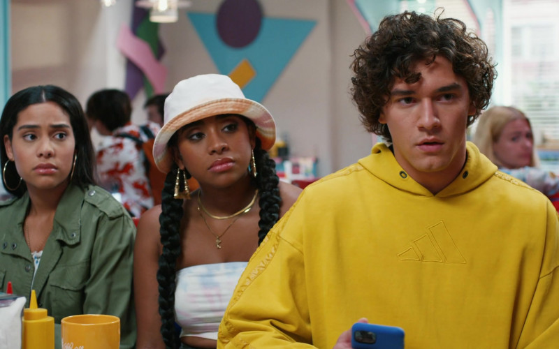 Yellow Hoodie of Belmont Cameli as Jamie Spano in Saved by the Bell S02E05 From Curse to Worse (2021)