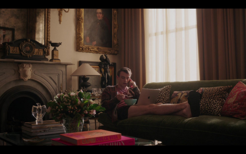 Apple MacBook Air Laptop Computer of Thomas Doherty as Max Wolfe in Gossip Girl S01E10 Final Cancellation (2021)