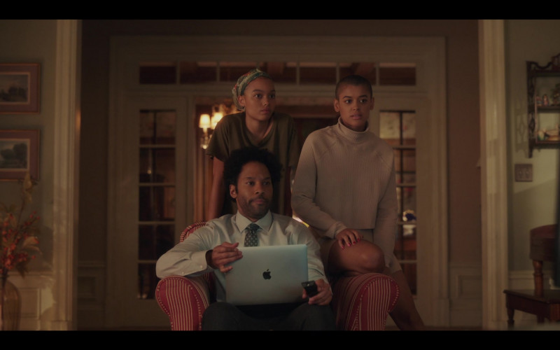 Apple MacBook Air Laptop of Johnathan Fernandez as Nick Lott in Gossip Girl S01E10 Final Cancellation (2021)