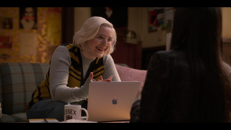Apple MacBook Laptop Computer Used by Actress in The Sex Lives of College Girls S01E08 The Surprise Party (2021)