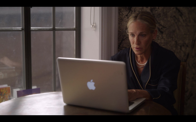 Apple MacBook Laptop Computer Used by Sarah Jessica Parker as Carrie Bradshaw in And Just Like That… S01E02 Little Black Dress (1)