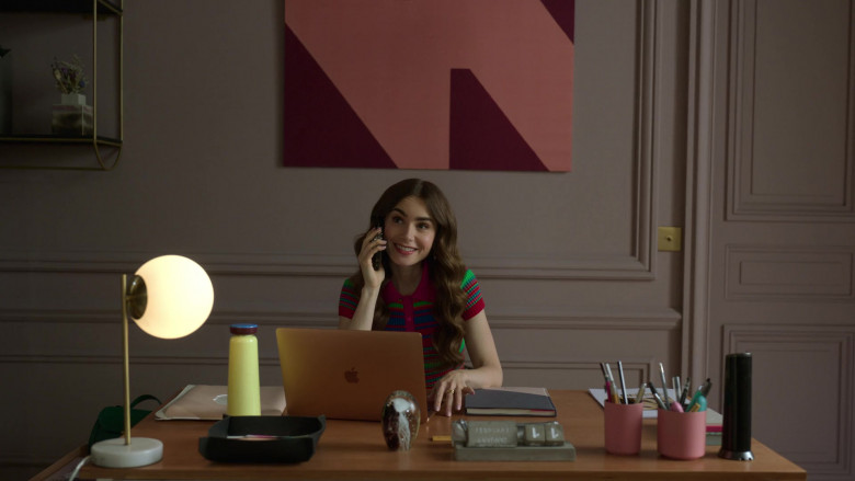Apple MacBook Laptop Computer of Lily Collins as Emily Cooper in Emily in Paris S02E01 Voulez-Vous Coucher Avec Moi (2)