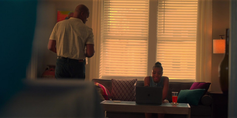 Apple MacBook Laptop Computers in Swagger S01E10 Florida (2)