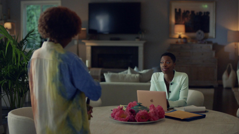 Apple MacBook Laptop Used by Actress in Insecure S05E10 Everything Gonna Be, Okay! (1)