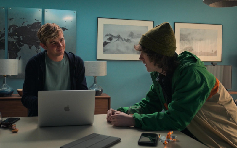 Apple MacBook Laptop in Alex Rider S02E04 Serpent (2021)