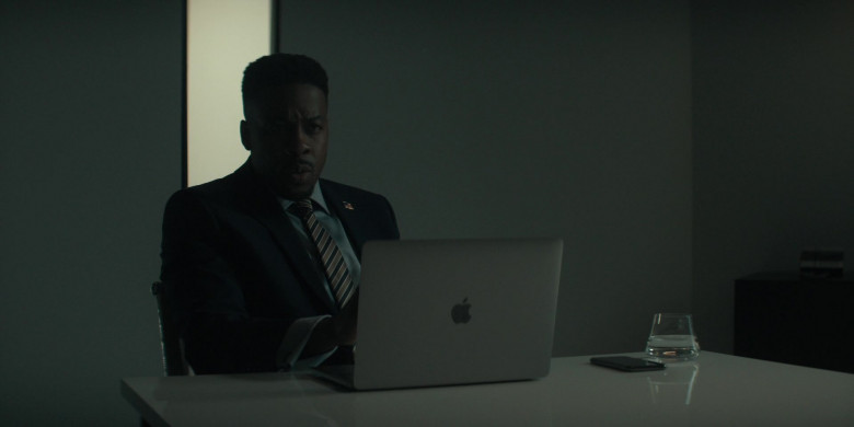 Apple MacBook Laptop in Invasion S01E10 First Day (2021)