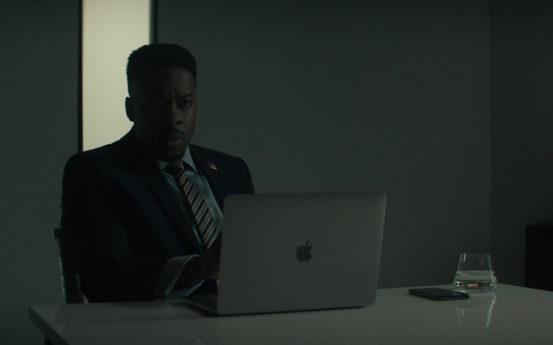 Apple MacBook Laptop in Invasion S01E10 First Day (2021)