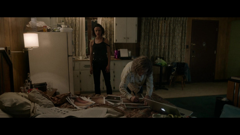 Apple MacBook Laptop in Yellowjackets S01E05 Blood Hive (2021)