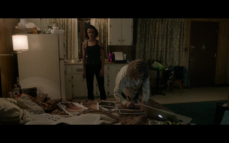 Apple MacBook Laptop in Yellowjackets S01E05 Blood Hive (2021)