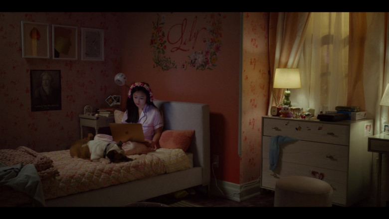 Apple MacBook Laptop of Cathy Ang as Lily Goldenblatt in And Just Like That… S01E03 When in Rome… (2021)